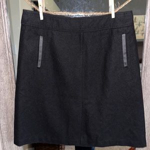 🌹Banana Republic wool skirt with leather like pocket detail.